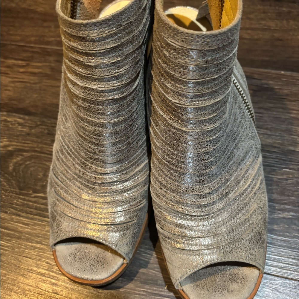 Paul Green Textured Gray / Silver Peep-Toe Sandal / Wedge